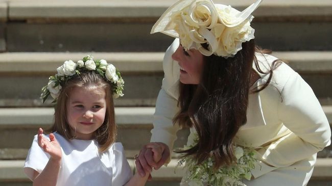 Kate Middleton mengenakan busana yang sudah menjadi ciri khasnya dalam pernikahan Pangeran Harry dan Meghan Markle pada Sabtu (19/5).