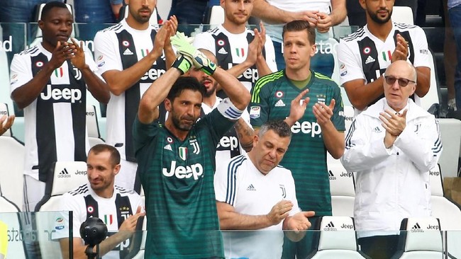 Kemenangan 2-1 Juventus atas Hellas Verona di Stadion Allianz mewarnai perpisahan kiper Gianluigi Buffon, Sabtu (19/5).