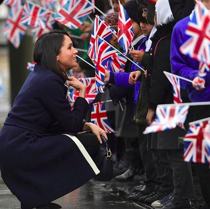 <p>Meghan kelihatannya memang senang ketika bisa ngobrol dan mensejajarkan diri dengan anak-anak. (Foto: Instagram/ @meghanmarkle__)  </p>