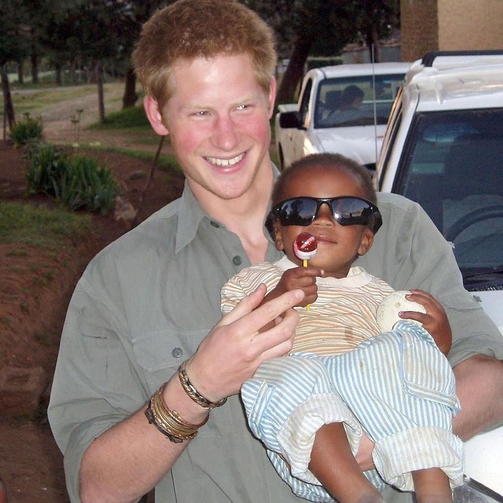 <p>Mungkin kelak Pangeran Harry juga akan meminjamkan kacamata pada anaknya. Sudah cocok banget jadi ayah lho, Pangerah Harry. Semoga setelah menikah dengan Meghan Markle, langsung mendapat momongan ya. (Foto: Getty Images)</p>