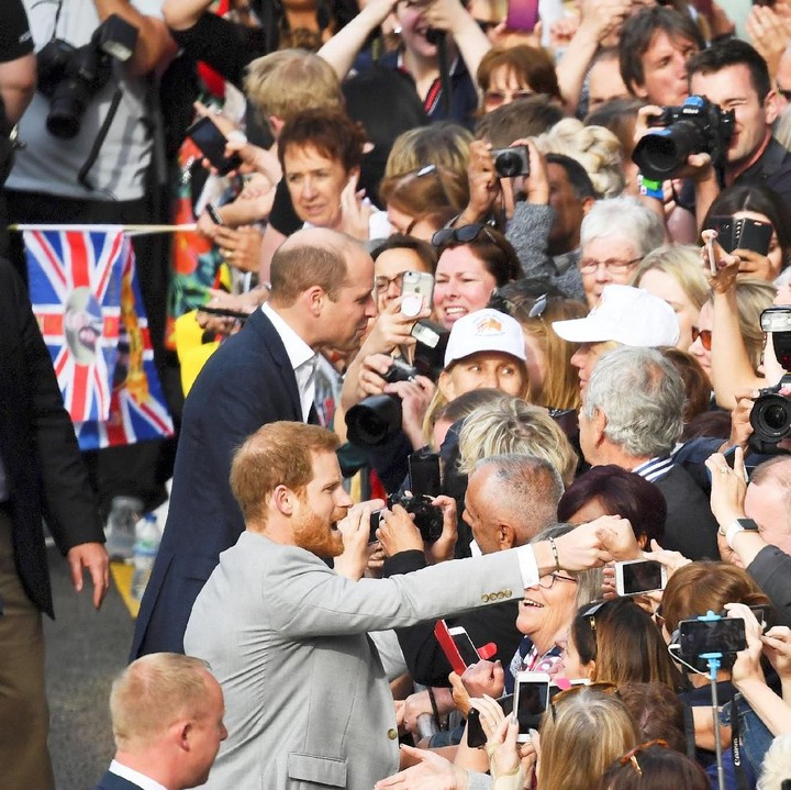 <p>Pangeran Harry ditemani sang kakak, Pangeran William menyapa para pendukungnya yang ingin menyaksikan pernikahannya bersama Meghan Markle. (Foto: REUTERS/Toby Melville)</p>