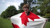 Bernadette Christie datang jauh-jauh dari Kanada ke Windsor untuk menyaksikan hajatan besar Kerajaan Inggris. Markle sendiri memang pernah ke Kanada untuk syuting 'Suits,' drama yang membesarkan namanya. Menurutnya ini pernikahan akbar terhebat dalam 30 tahun terakhir. (REUTERS/Marko Djurica)