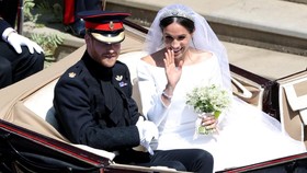 Pangeran Harry-Markle Kirim Bunga Pernikahan ke Pasien Jompo