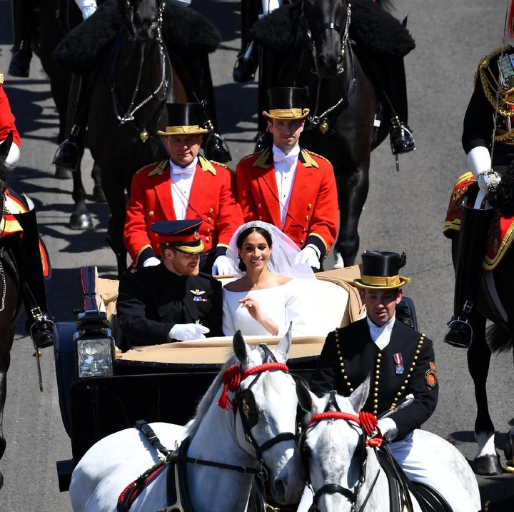 Usai melakukan pemberkatan, Pangeran Harry dan Meghan Markle diarak keliling kota seperti tradisi Kerajaan Inggris pada umumnya. (Foto: REUTERS/Dylan Martinez)