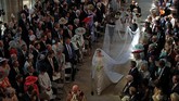 Pangeran Harry, Pangeran William dan tetamu berdiri saat Markle berjalan di lorong gereja. (Danny Lawson/Pool via REUTERS)