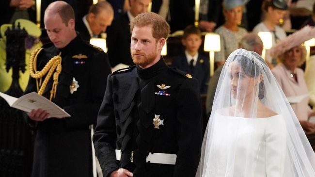 Gaun pengantin Meghan Markle di hari pernikahannya dengan Pangeran Harry berwarna putih rancangan desainer Clare Waight Keller dari Givenchy.