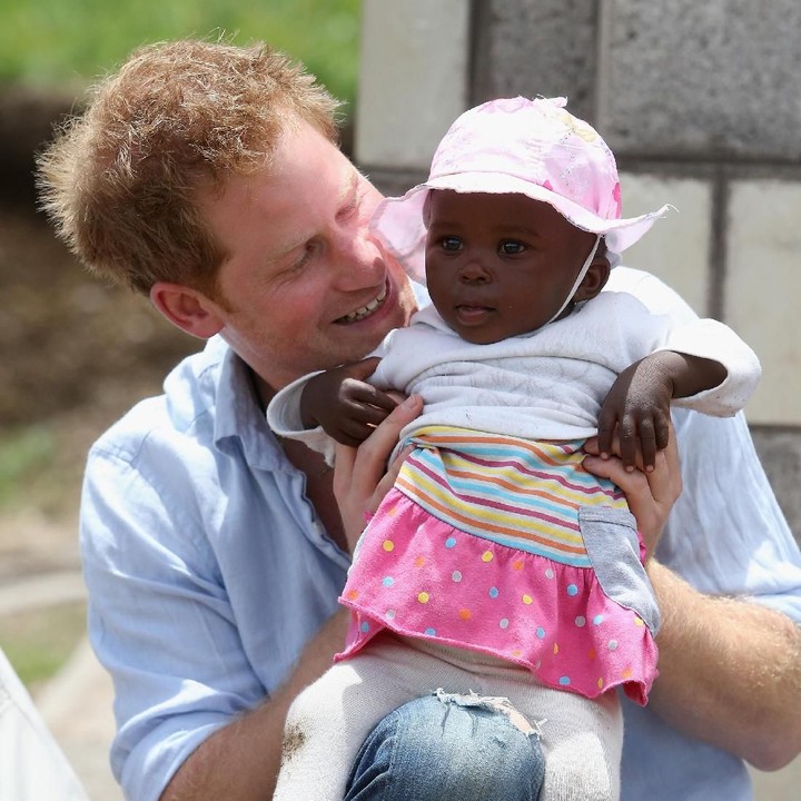 <p>Menggendong anak orang lain saja se-happy ini, apalagi kalau kelak menggendong anak sendiri ya. (Foto: Getty Images)</p>
