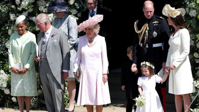 Di pernikahan Pangeran Harry dan Meghan Markle, Pangeran George terlihat memakai celana panjang pertama kalinya di depan publik.