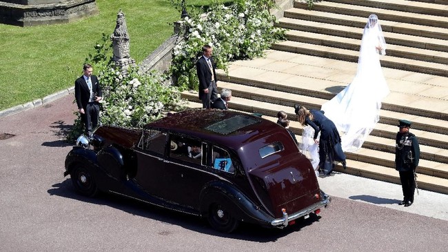 Rolls-Royce Phantom IV diproduksi sebanyak 18 unit dalam rentang waktu 1950-1956. Mobil ini dibuat khusus untuk keluarga kerajaan Inggris dan kepala negara.