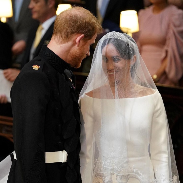 Meghan Markle tampak begitu anggun mengenakan viel dan gaun berwarna putih. Ketika di altar, Pangeran Harry menatap manis hingga membuat Meghan Markle tersenyum lebar. "Kamu terlihat luar biasa," ujar Pangeran Harry seperti dikutip dari <em>BBC</em>. (Foto: Reuters)