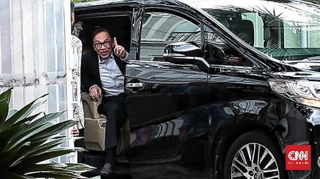 Seusai bertemu mantan Presiden BJ Habibie, Anwar Ibrahim melanjutkan silaturahmi di Jakarta dengan menyambangi Wapres Jusuf Kalla di rumah dinasnya.