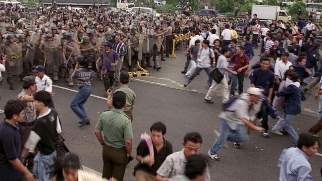 Melalui surat, Bamsoet diminta menyurati Presiden Jokowi agar menjalankan rekomendasi DPR tahun 2009 terkait penyelesaian penculikan aktivis medio 1997-1998.