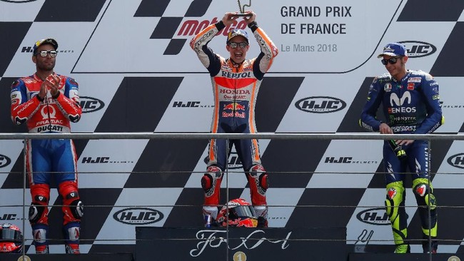 Buruknya hubungan Marc Marquez dan Valentino Rossi masih terlihat jelas di podium MotoGP Prancis usai balapan di Sirkuit Le Mans, Minggu (20/5).