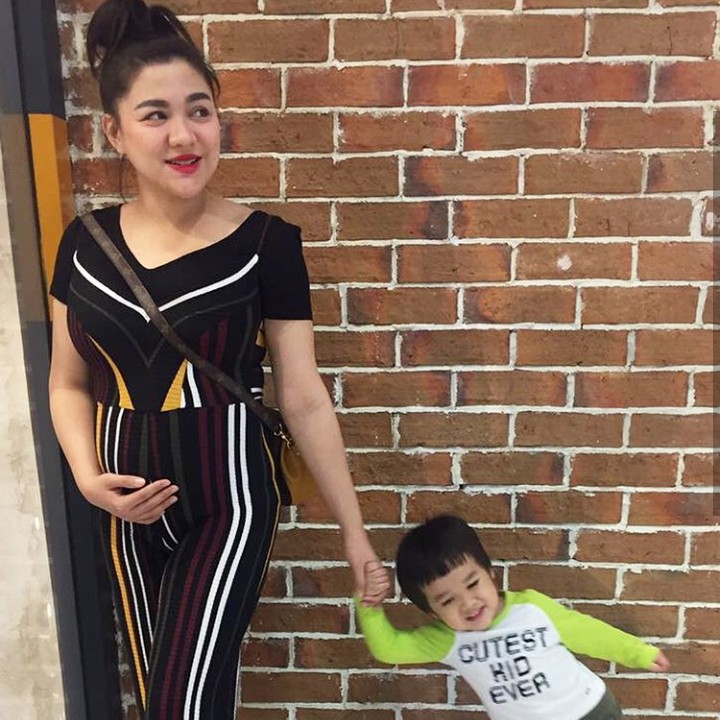 <p>Vicky Shu bersama keponakannya. Kelak kalau hamil anak kedua, mungkin akan seperti ini gambarannya, he-he. (Foto: Instagram @vickyshu)</p>