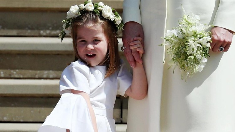 Senyum ceria dan perilaku manis Putri Charlotte ini mencuri perhatian. Bahkan Putri Charlotte disebut yang paling percaya diri.