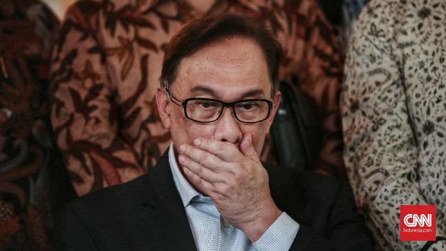 Tak Bela Menteri Terkait Video Seks, Anwar Ibrahim Dikritik Politikus PKR mengkritik Anwar Ibrahim, presiden partai terbesar di koalisi penguasa Malaysia itu, karena tak membela menteri yang terseret skandal video seks.