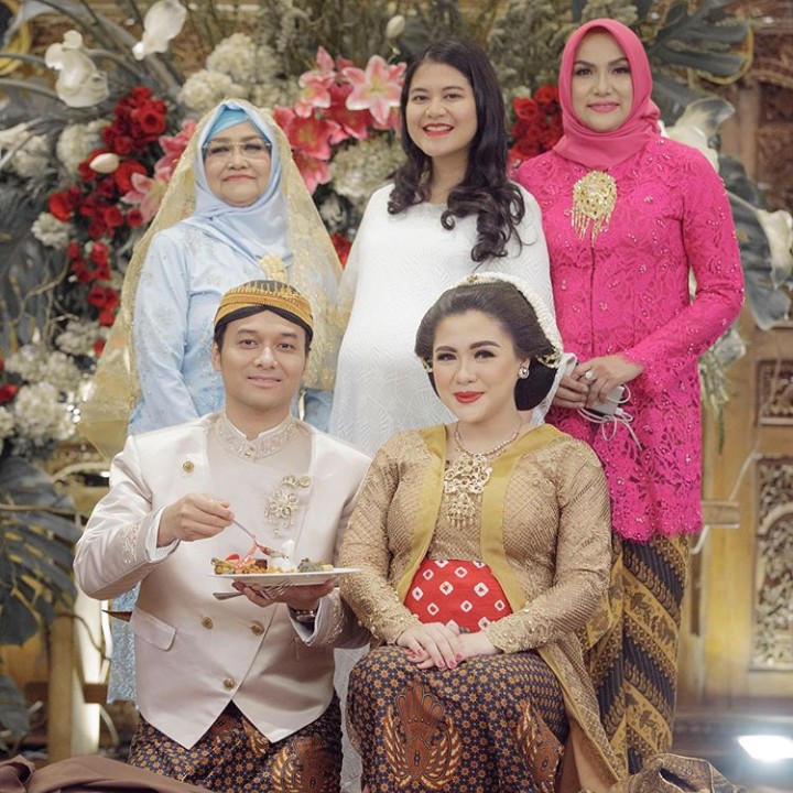 <p>Wah, Kahiyang Ayu yang juga sedang hamil datang ke mitoni yang digelar Vicky Shu nih. (Foto: Instagram @aldiphoto)</p>
