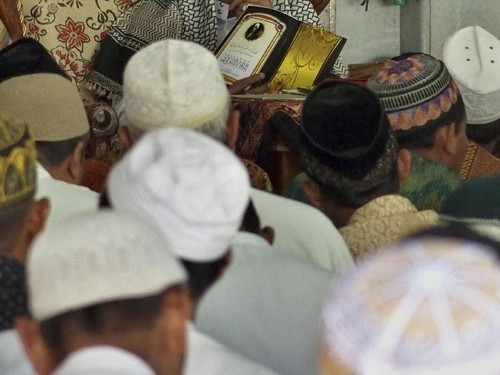 Umat muslim mengikuti pengajian di Masjid Agung Kauman, Semarang, Jawa Tengah, Kamis (17/5). Berbagai kegiatan dilakukan umat Islam untuk mengisi waktu puasa, antara lain dengan mengikuti tadarus dan ceramah dari pemuka agama. ANTARA FOTO/R. Rekotomo