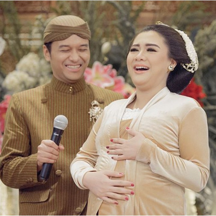 <p>Vicky Shu menggelar mitoni alias nujuh bulanan untuk kehamilan anak pertamanya nih, Bun. Meski badannya lebih berisi, tapi Vicky Shu makin cantik. (Foto: Instagram @aldiphoto)</p>