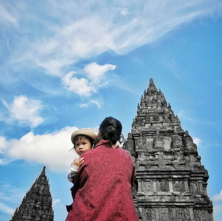 <p>Ya, untuk seorang anak yang kita cintai kadang kita merelakan mimpi-mimpi masa lalu padam, dan sebagai gantinya memupuk mimpi baru yang nggak kalah indah. Fokus kita berubah, prioritas pun berubah. Semua demi anak... (Foto: Instagram @jenniferarnelita)</p>