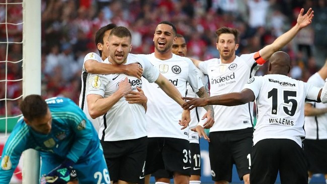 Eintracht Frankfurt sukses memberikan kejutan untuk Bayern Munchen di final Piala Jerman yang digelar di Olympiastadion, Berlin, Minggu (20/5).