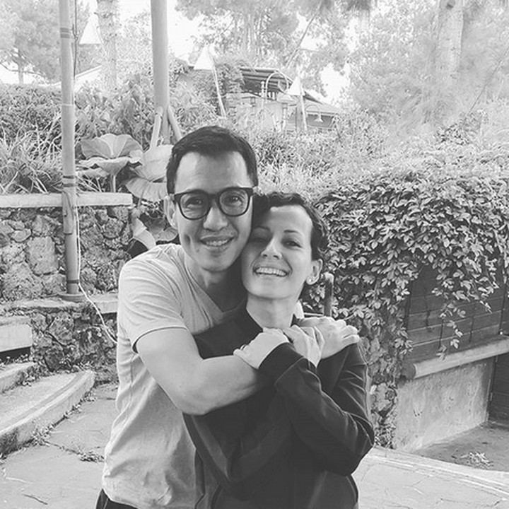 <p>Tahun ini, pernikahan MC Erwin Parengkuan dan sang istri, Jana udah masuk tahun ke-20. Tapi lihat deh, kemesraan mereka tetap awet ya. (Foto: Instagram/ @janaparengkuan)  </p>