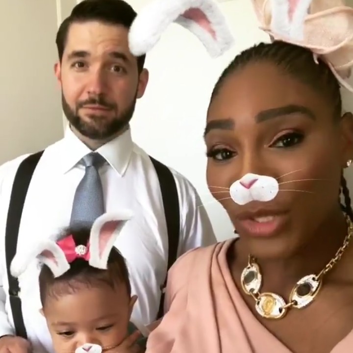 <p>Selesai mengikuti pemberkatan, mereka pulang ke penginapan. Aih ada dua kelinci dan satu pangeran tampan, he-he-he. (Foto: Instagram @serenawilliams)</p>