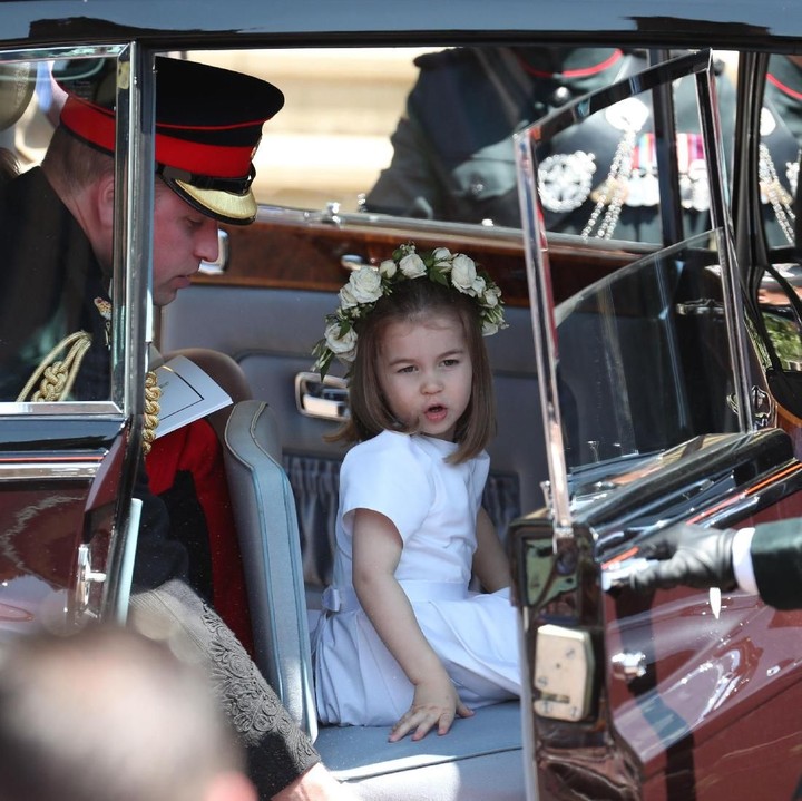 Di akhir pemberkatan pernikahan sang paman, Putri Charlotte dengan lucunya juga melambaikan tangan pada para fansnya. Gemas maksimal! (Foto: Getty Images)