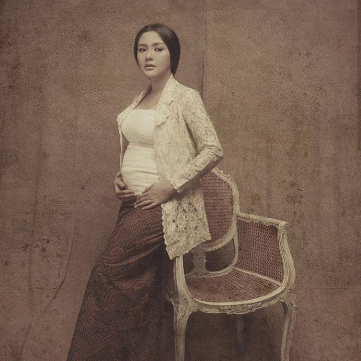 <p>Perempuan Jawa jadi tema maternity photo shoot yang dilakukan Vicky Shu bersaama Rio Motret beberapa waktu lalu. Klasik banget nih. (Foto: Rio Motret/ Instagram @vickyshu)</p>