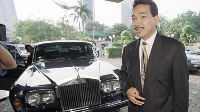 Presiden Soeharto disebut memiliki kecenderungan untuk 'memanjakan' keluarga dan itu dimanfaatkan oleh segelintir orang untuk mendapat kemudahan meraup dana.