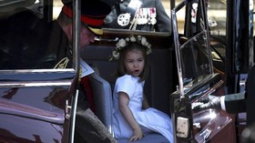 Aksi Komikal Putri Charlotte saat Bermain di Taman