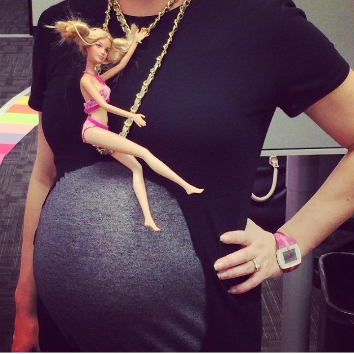Mengingatkan pada penyanyi Miley Cyrus dengan lagu Wrecking Ball-nya nih. (Foto: Instagram @happilyeverblonde)