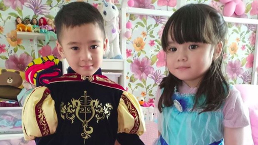 Aksi Lucu Rafathar dan Gempi Berdansa Pakai Busana Kerajaan