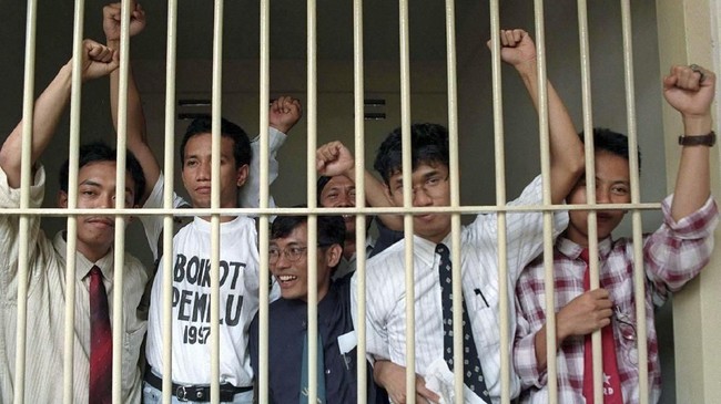 Mantan tahanan politik Budiman Sudjatmiko menceritakan suasana di LP Cipinang saat mengetahui bahwa Soeharto akhirnya mengundurkan diri sebagai Presiden.