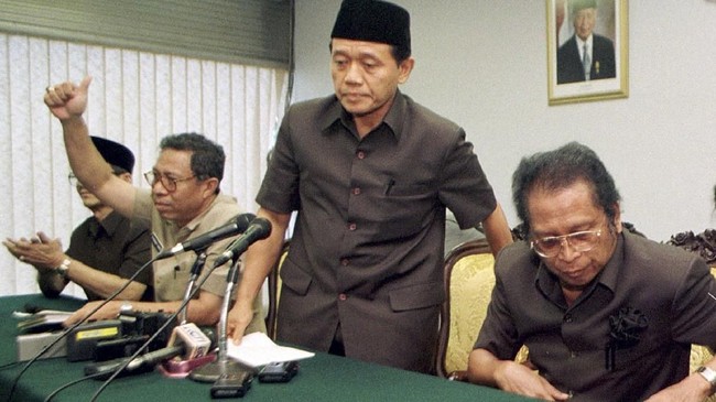 Harmoko menurut Agung Laksono yang sudah membesuknya menderita infeksi paru-paru sehingga harus dirawat di RS Medistra.