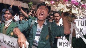 18 Mei 1998: Massa Duduki DPR, Harmoko Minta Soeharto Mundur