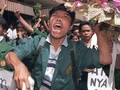 18 Mei 1998: Massa Duduki DPR, Harmoko Minta Soeharto Mundur