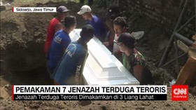 7 Jenazah Terduga Pelaku Bom Surabaya Dimakamkan