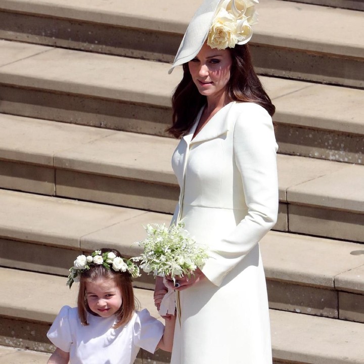 Meski matahari cukup terik, Putri Charlotte sepertinya happy-happy saja. (Foto: Getty Images)