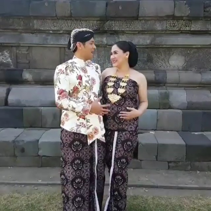 <p>Lucu nih maternity photo shoot-nya dilakukan di Candi Plaosan. Keren! (Foto: Instagram @ade_itmam)</p>