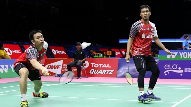 Indonesia memastikan satu gelar juara di Singapura Open 2018 setelah ganda putra Mohammad Ahsan/Hendra Setiawan menang atas Ou Xuanyi/Xiangyu Ren.