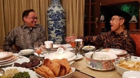 Habibie Buka Bersama Anwar Ibrahim di Kediamannya