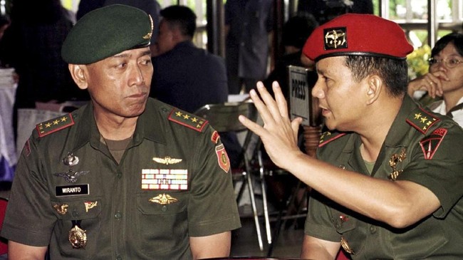 Wiranto menantang mantan Kepala Staf Komando Cadangan Strategis AD Kivlan Zen dan Prabowo Subianto untuk membutikan dalang kasus kerusuhan 98 yang sebenarnya.