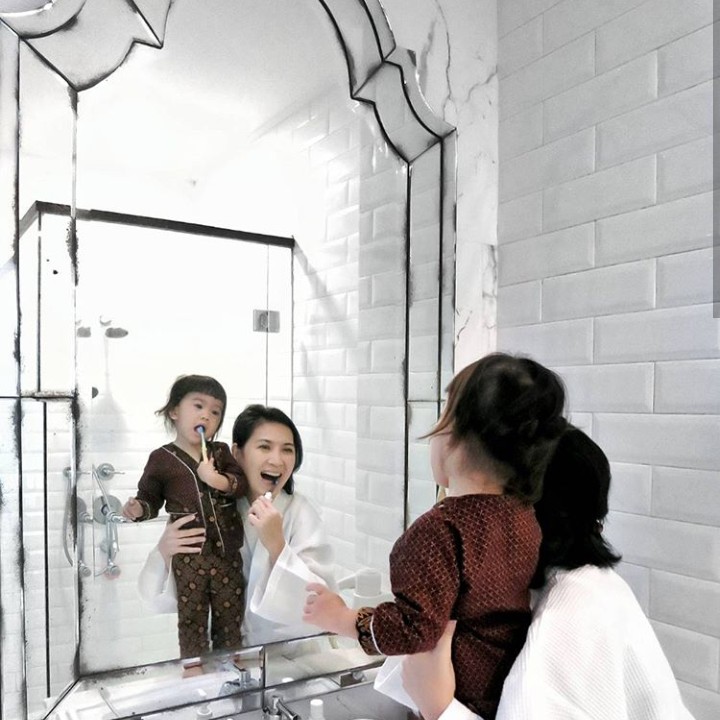 <p>Sang bunda mungkin nggak sesering dulu tampil di televisi. Ya, dulu wajah Jennifer sering menyapa lewat layar kaca karena keaktifannya di dunia sinetron dan presenter. Tapi sekarang tampaknya Jennifer sudah mengurangi kegiatannya. (Foto: Instagram @jenniferarnelita)</p>