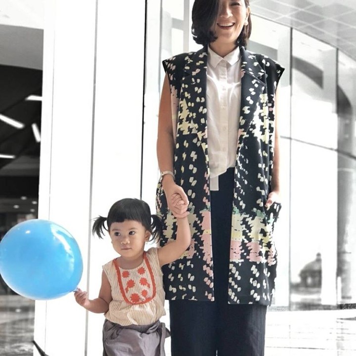 <p>Misalnya foto yang ini, Bun. Hmm, ibu dan anak ini modis banget ya. (Foto: Instagram @jenniferarnelita)</p>
