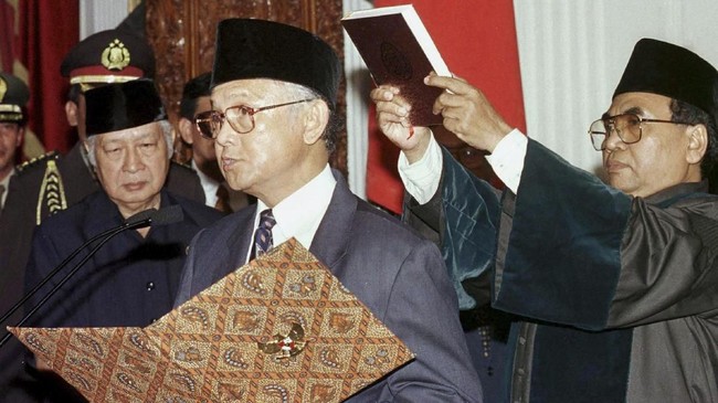 BJ Habibie saat menjadi presiden menggantikan Soeharto diwarisi masalah ekonomi berat. Tapi, dengan Teknik Auronautika,  ia berhasil mengatasinya dengan baik.