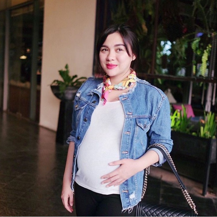 <p>Tampil casual juga tetap cantik. Oh ya, di kehamilan 7 bulan, Vicky mengaku bobotnya sudah naik 15 kg. (Foto: Instagram @vickyshu)</p>