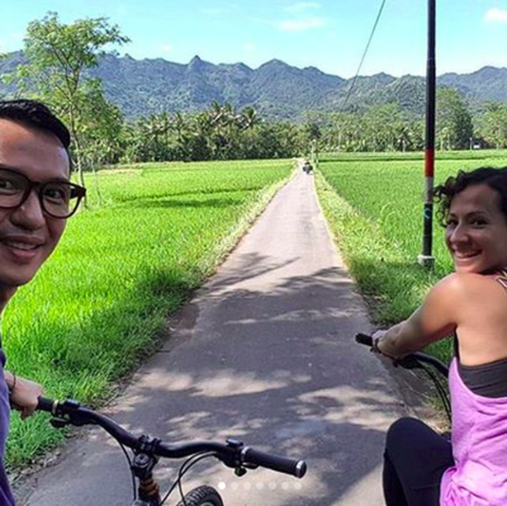 <p>Bersepeda juga bisa jadi quality time Erwin dan Jana. (Foto: Instagram/ @janaparengkuan)  </p>