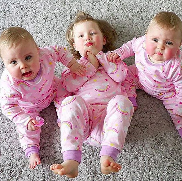 <p>Pakai piyama kembaran, Bella, Ava, dan Lyla makin nggemesin. (Foto: Instagram/ @daughtersanddreams)  </p>