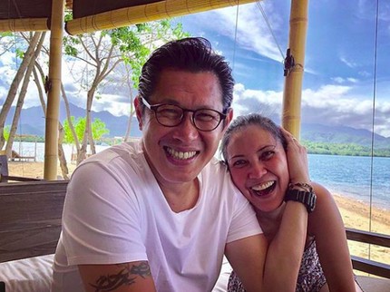 So Sweet! Potret Harmonis Rumah Tangga Becky Tumewu dan Suami